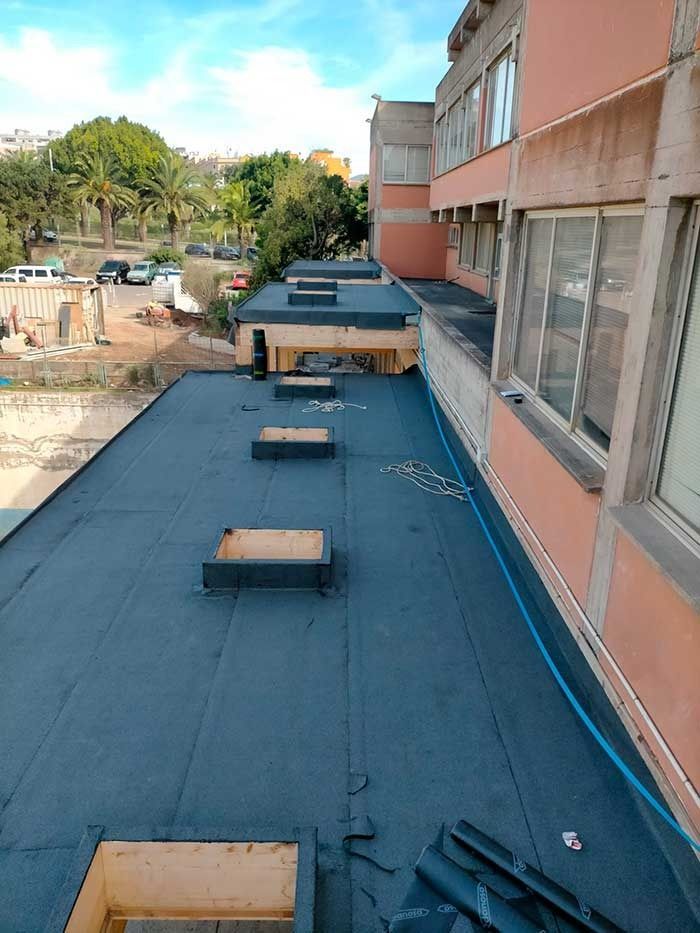 Un edificio con un techo que tiene muchas ventanas