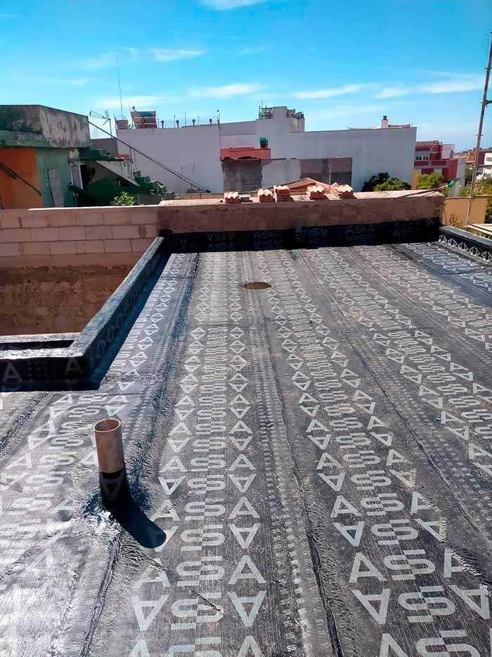 Se está construyendo un techo negro con un patrón blanco.