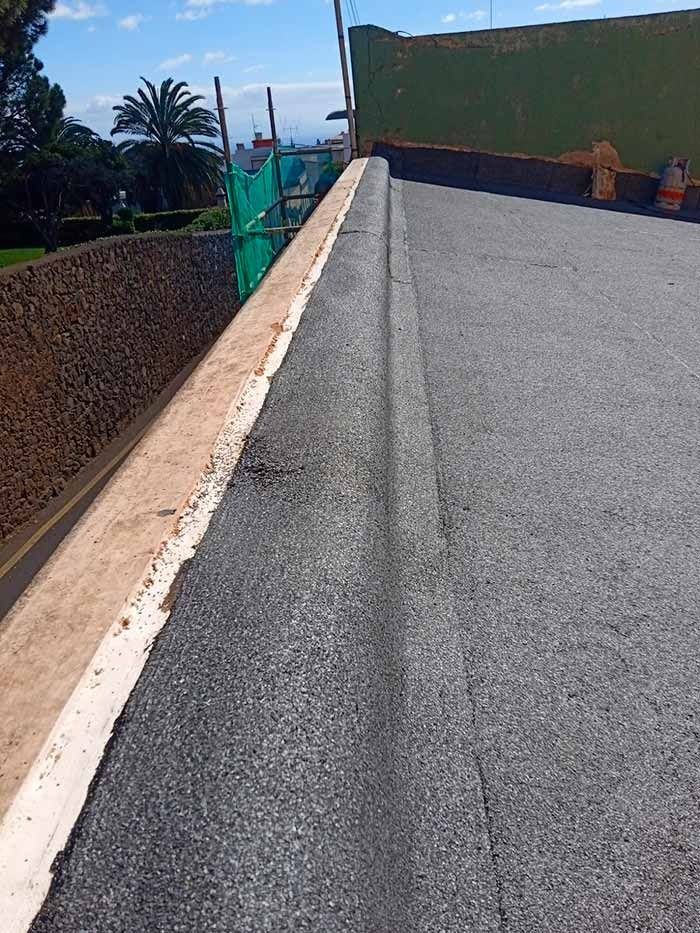 Un primer plano de un techo con una línea blanca sobre él.