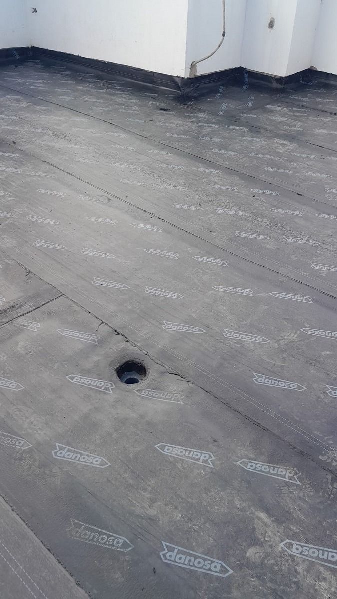 Un techo con un agujero en el medio.