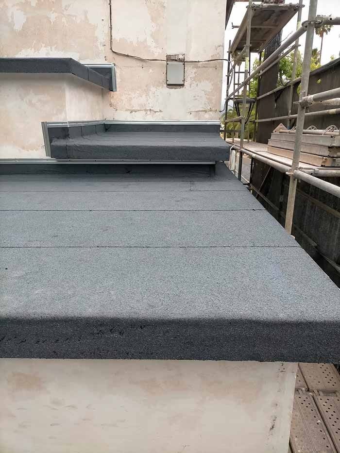 Se está construyendo una escalera en el lateral de un edificio.