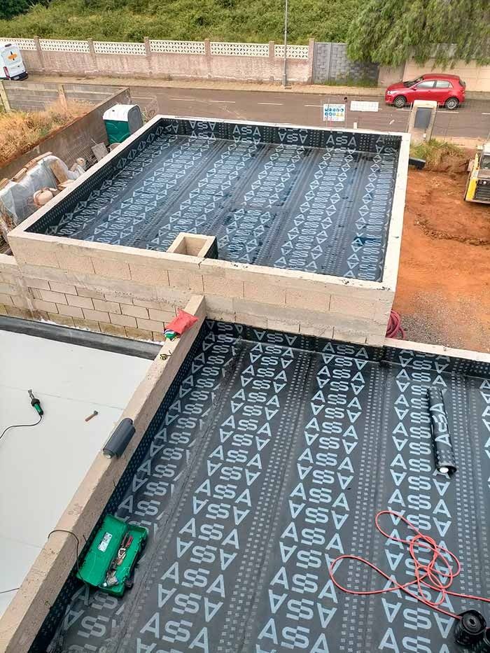 Una vista aérea de un edificio en construcción con techo negro.