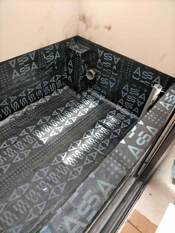 Una habitación con una alfombra de goma negra en el suelo.