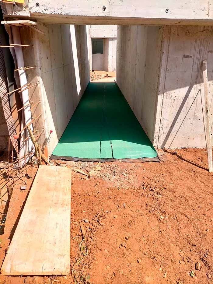 Se está construyendo un túnel verde debajo de un edificio.