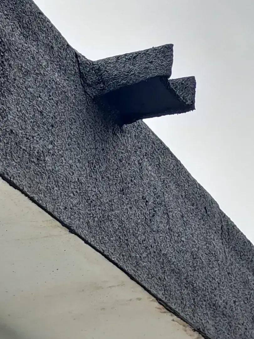 Un primer plano de un techo con un agujero en él.