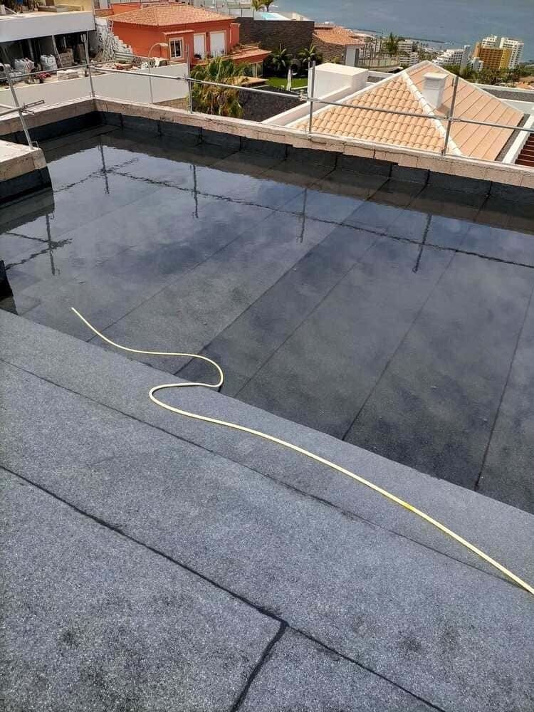 Una manguera está tendida en el tejado de un edificio.