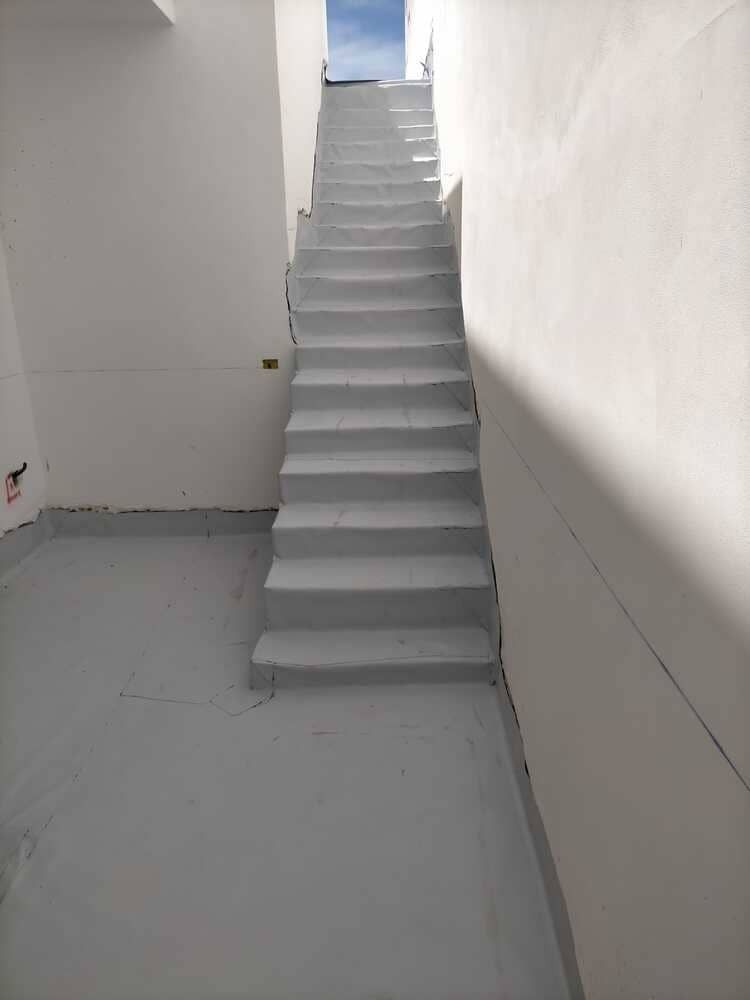 Un conjunto de escaleras que conducen a un edificio.