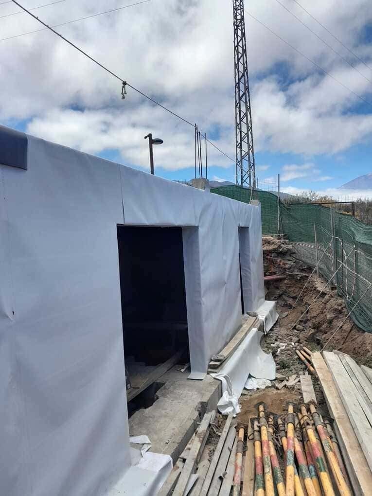 Un edificio en construcción con muchos andamios en el suelo.