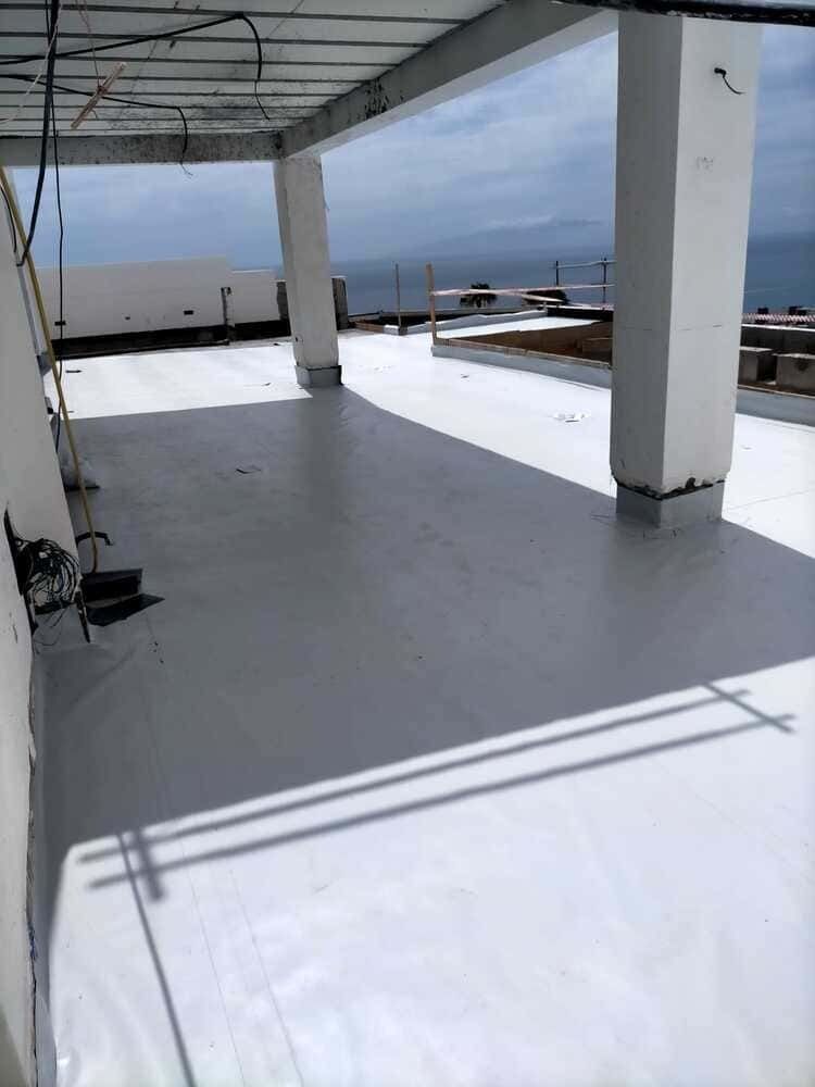 Un techo blanco con vista al mar.