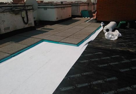 Un techo con un rollo de toallas de papel encima