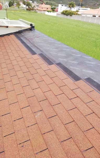 Un techo con muchos ladrillos encima