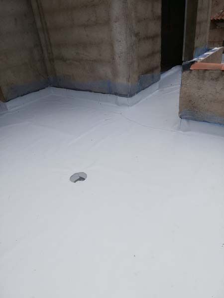 Una persona está pintando un piso blanco con un pincel.