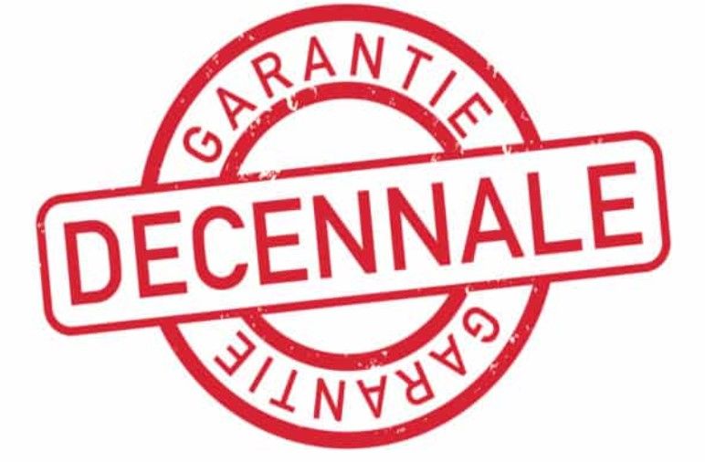 Un timbre rouge sur lequel est écrit décennal