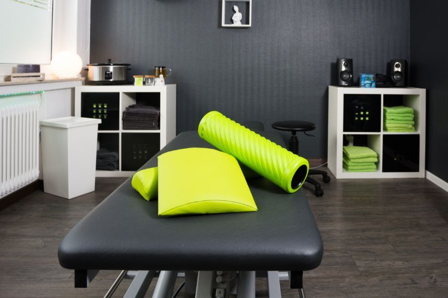 schwarze Massageliege im Wellnessraum