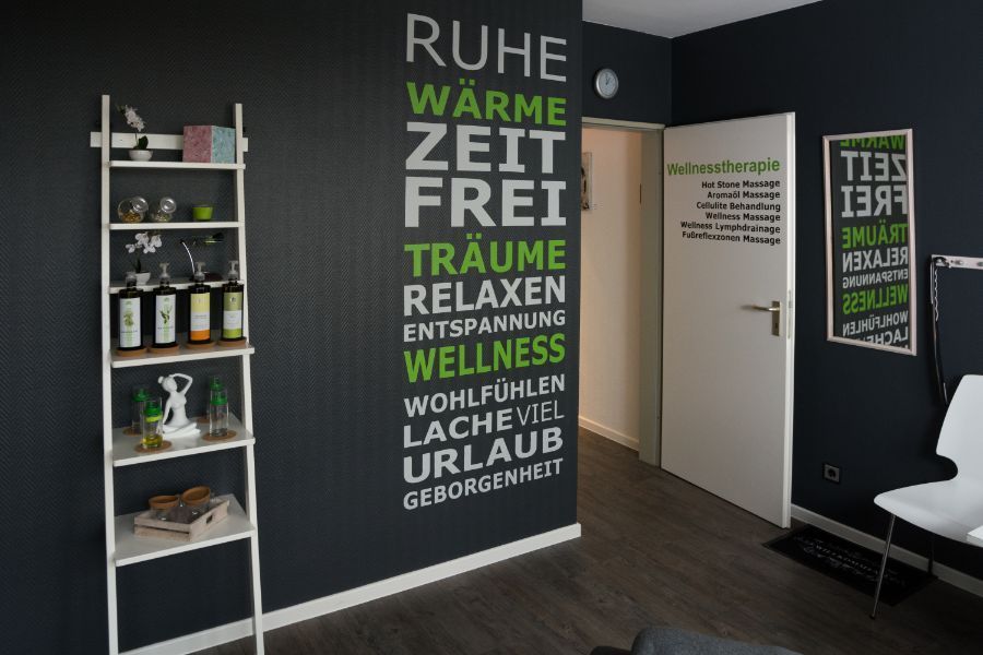 Wandtattoo und Regal mit Ölen und Deko