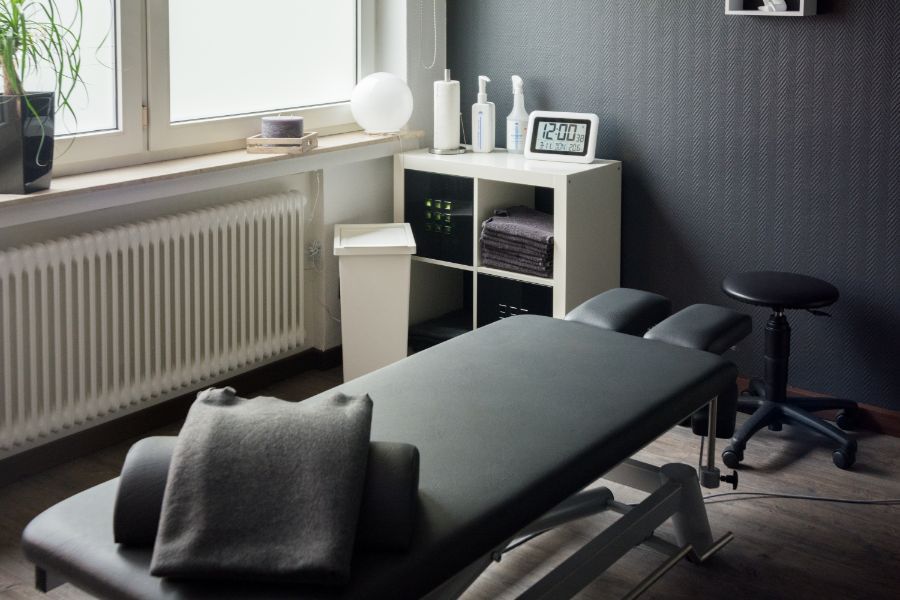 schwarze Massageliege