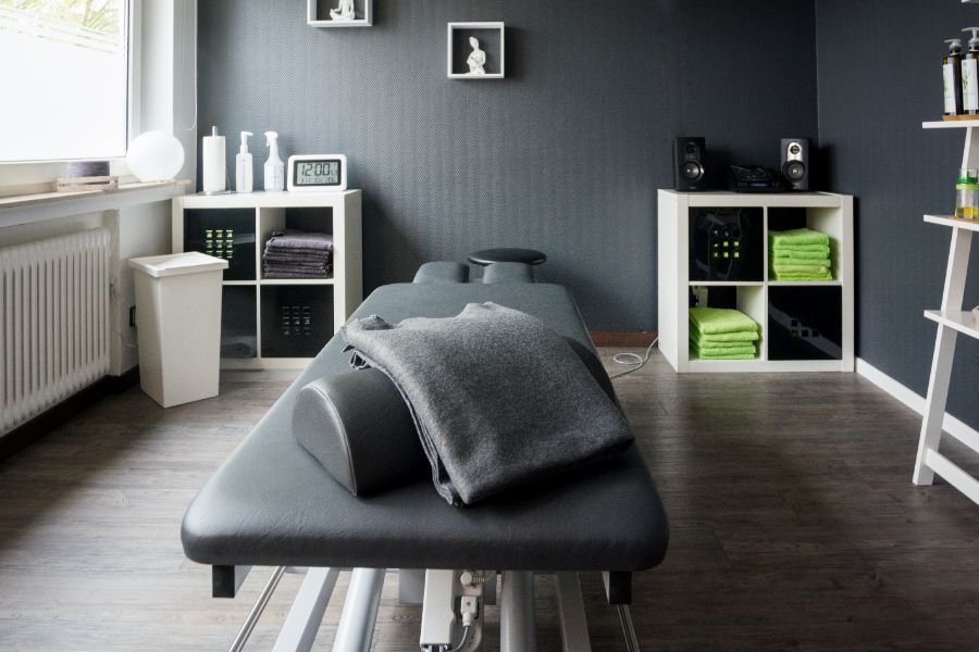 Wellnessraum mit Massageliege