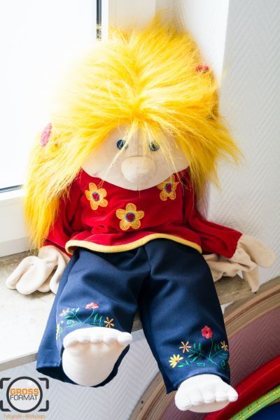 Puppe mit gelben Haaren