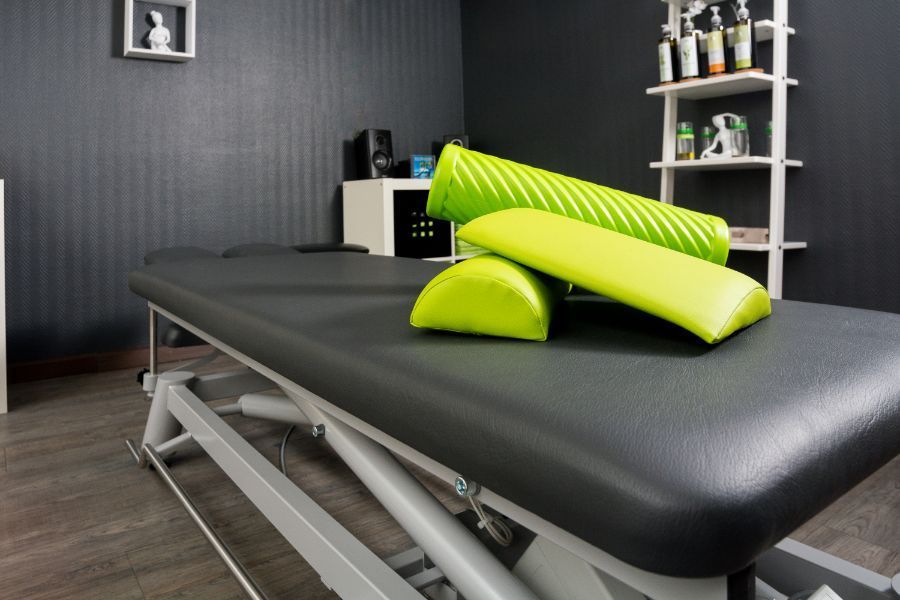 Massageliege im Wellnesstherapieraum