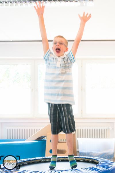 Kind hüpft auf einem Trampolin
