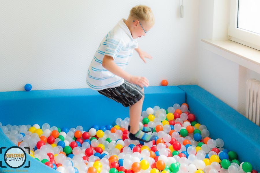 Kind hüpft ins Bällebad