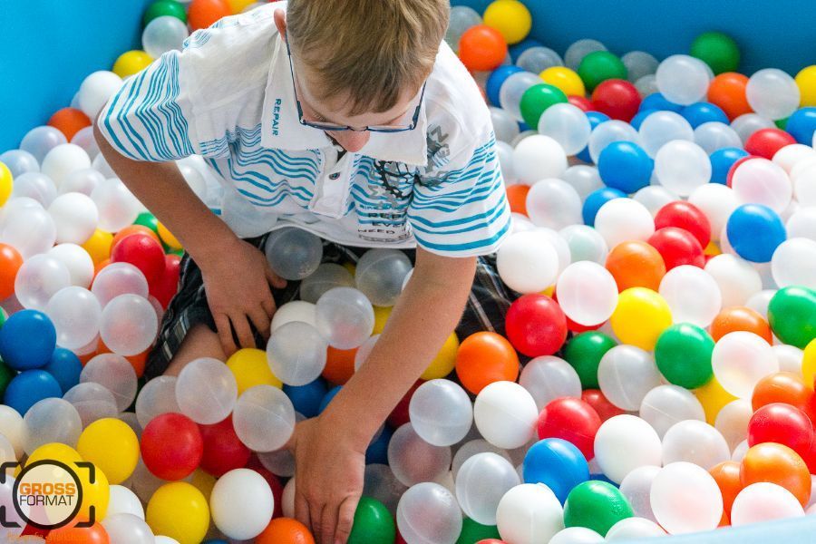 Kind in einem Bällebad