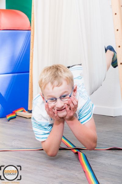 Lind hat Hände ins Gesicht gestützt in einem Hängetuch