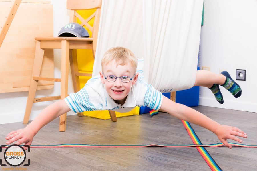 Kind schwebt in einem Hängetuch