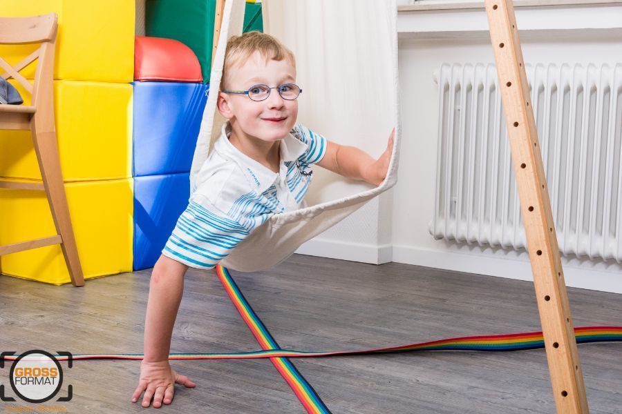 Kind liegt auf einer Hängeschaukel