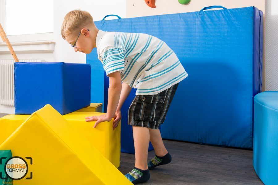 große Rechtecke zum Bewegen und Kind spielt damit