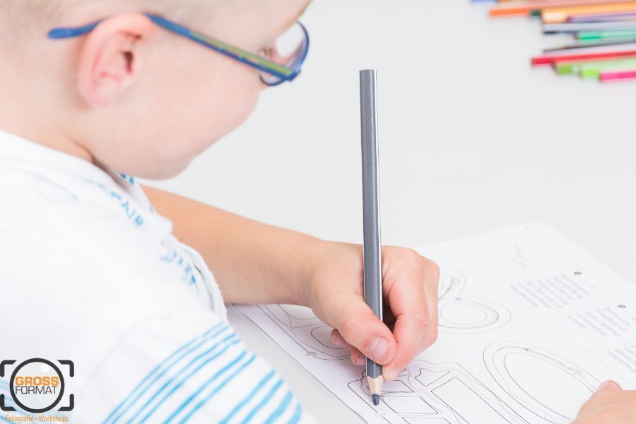 Kind macht Übungen mit einem Stift