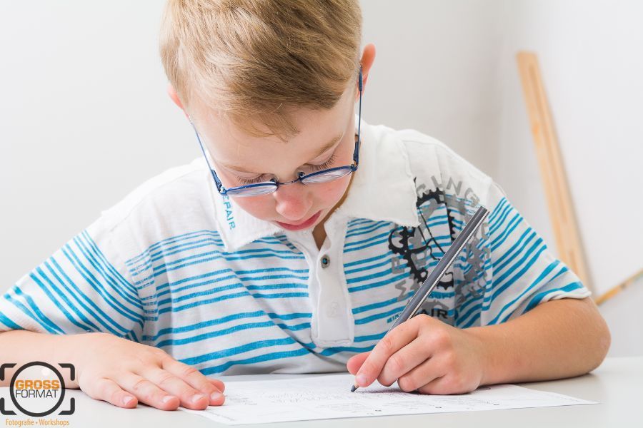 Kind bei Zeichenübungen