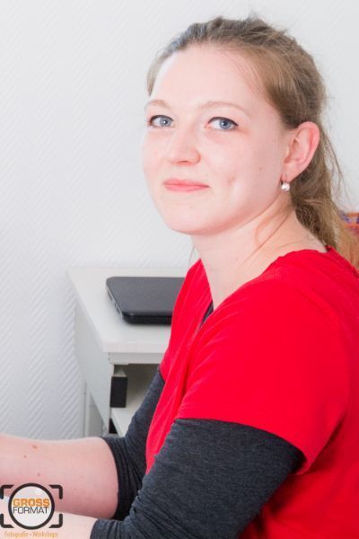 Therapeutin lächelt in die Kamera