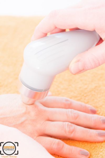 Massage der Handgelenke mit Vibrationsgerät