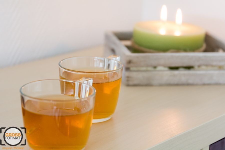 zwei Gläser Tee und eine Kerze