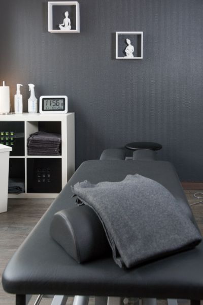 Massageliege grau in Nahaufnahme