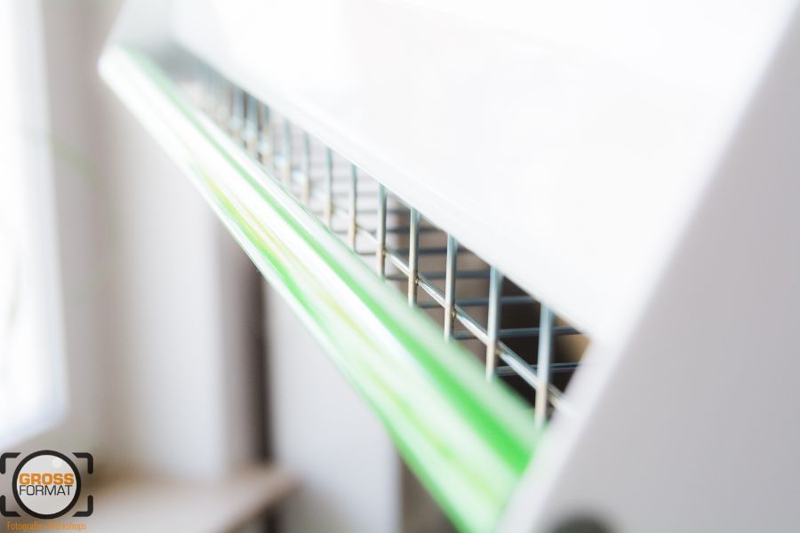 weiße Fläche mit Gitter