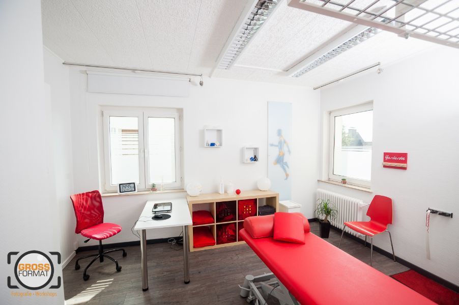 Therapiezimmer mit Massageliege