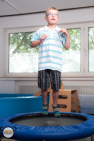 Kind hüpft auf einem Trampolin