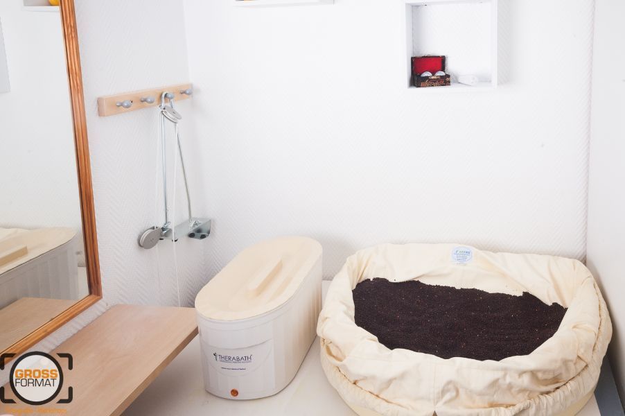 Therapieutensilien vor einem Spiegel