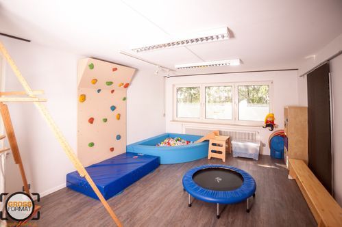 Übungsraum mit Trampolin, Kletterwand