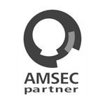 AMSEC-kumppanin logo, jossa on tummanharmaa pyöreä tunnus sanojen ”AMSEC-kumppani” yläpuolella