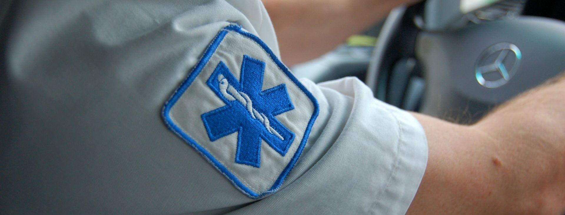L'uniforme blanc et bleu d'un ambulancier
