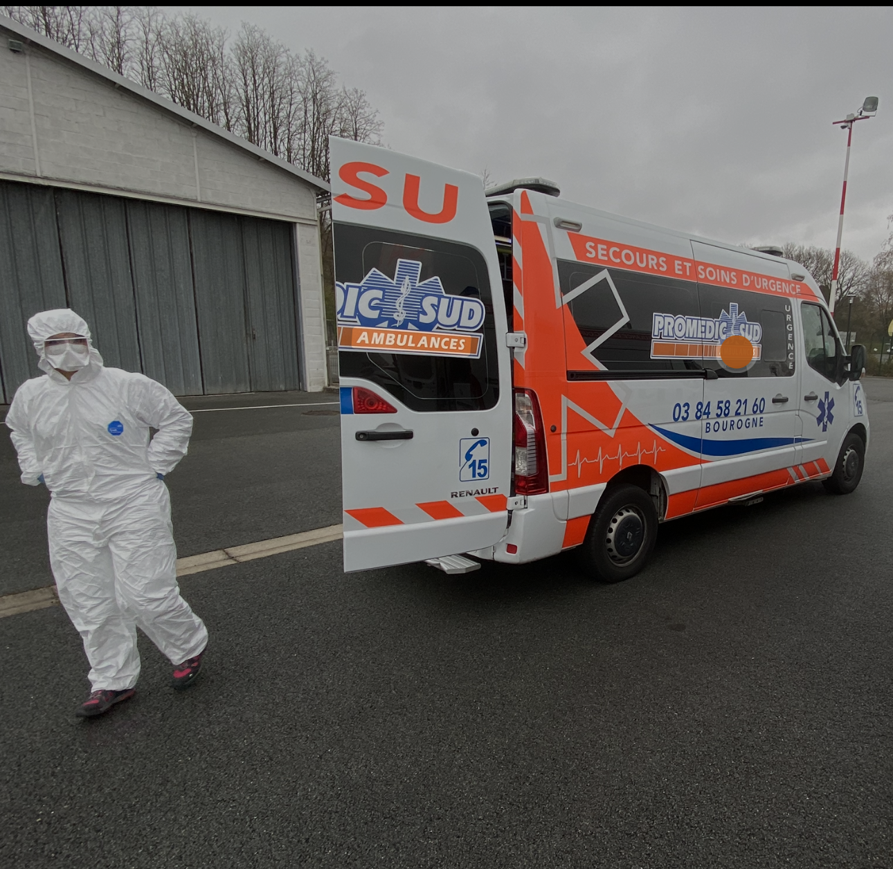 Un professionnel médical qui sort d'une ambulance