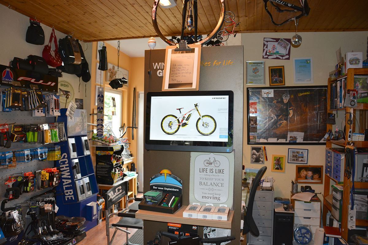 Ein Geschäft mit einem Fahrrad und einem Schild mit der Aufschrift „Schwalbe“