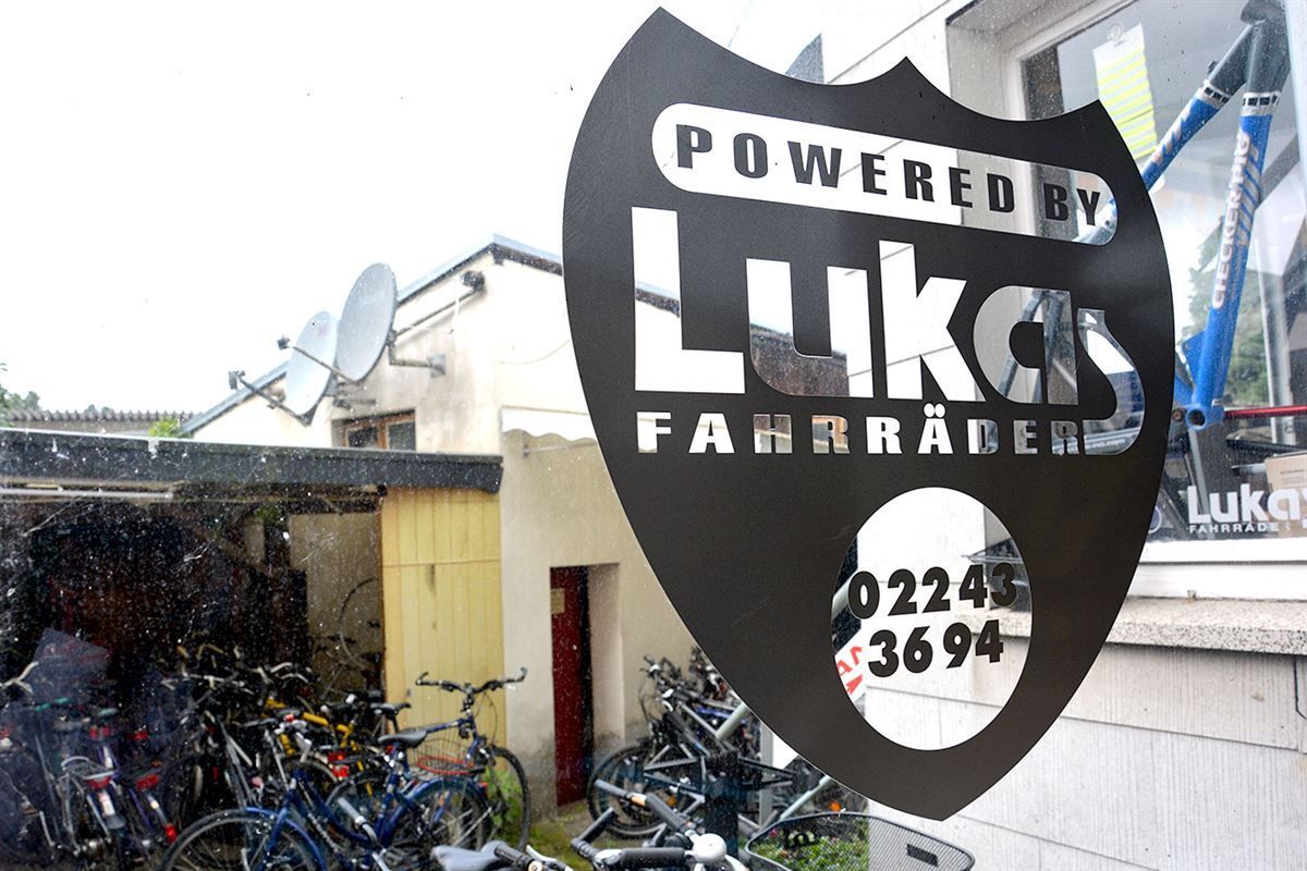 Ein Schild mit der Aufschrift „Powered by Lukas“