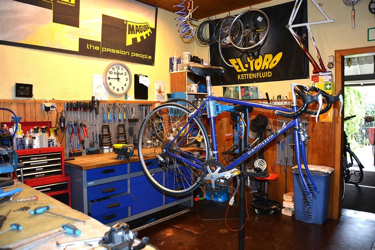 In einer Fahrradwerkstatt wird an einem Fahrrad gearbeitet