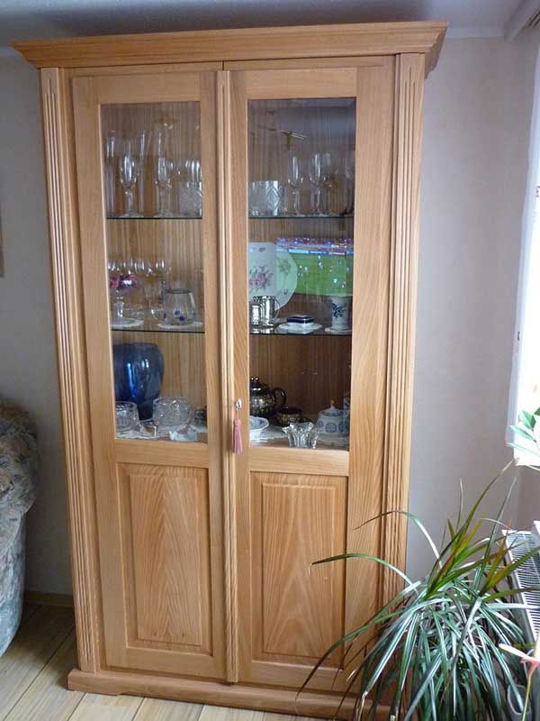 Holzschrank mit Vitrine