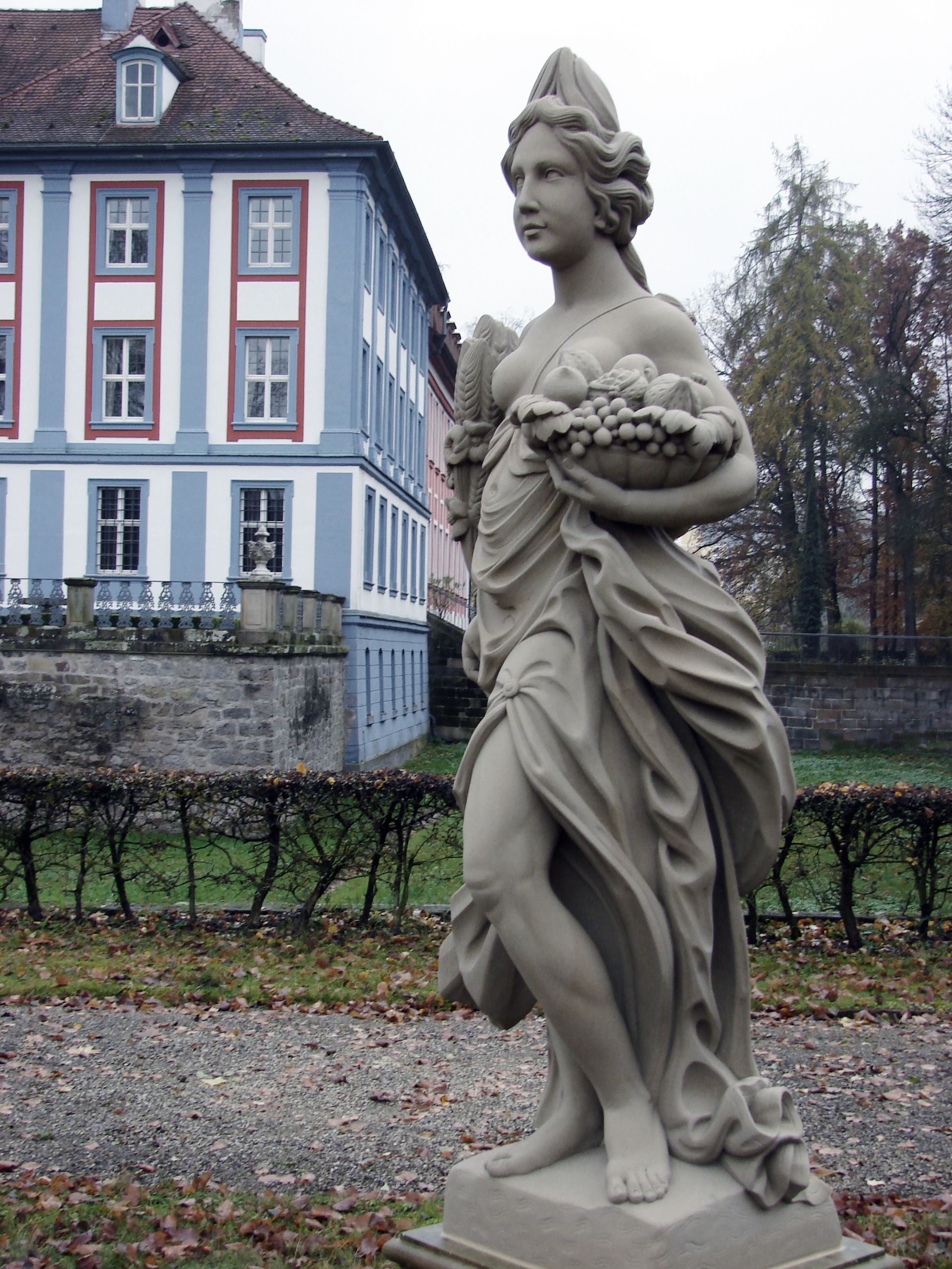 Skulptur „Sommer“, Kopie aus Udelfanger Sandstein gehauen, Schloss Obernzenn