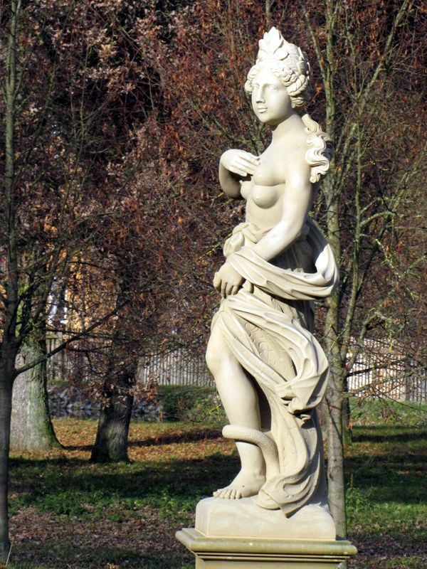 Bild Skulptur in Garten